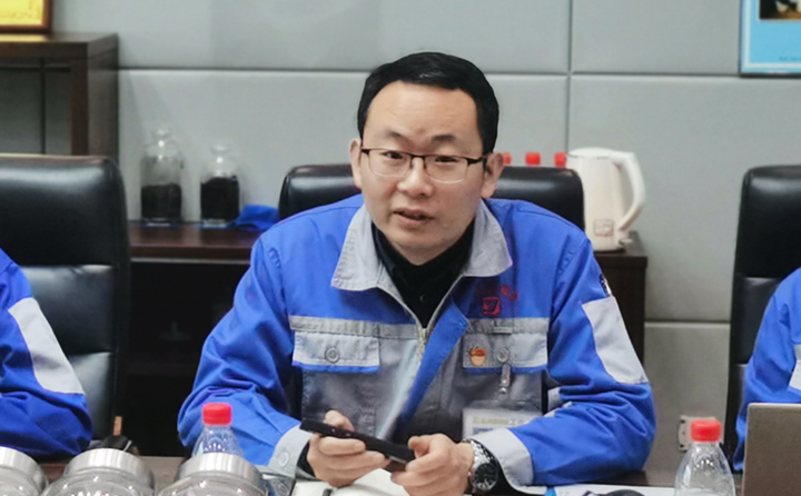 技術部部長張波與營銷人員分享2020年顆粒機設備和粉碎機設備改進點以及對2021年大型粉碎設備、牛糞顆粒爐設備的技術參數、選型、及工藝流程進行講解培訓.jpg