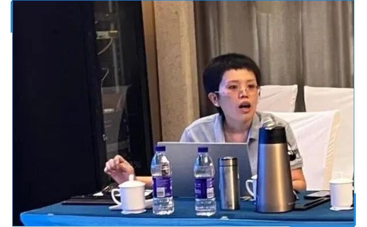 會議開始，辦公室主任李昌鳳公布銷售數據。在疫情形勢相當嚴峻的情況下，十一的銷售額對比去年同期仍有很大的進步。李主任表示疫情，既是考驗，也是危機，各部門需要通力配合，團隊協作，為完成今年既定銷售額而竭盡全力。.jpg