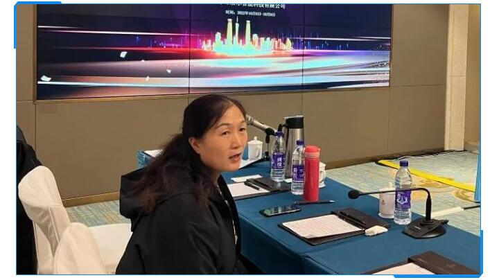 集團財務總監劉清華在聽取了銷售部門的數據對比與銷售人員的分析后，她提出應該加強客戶的銷售服務.jpg