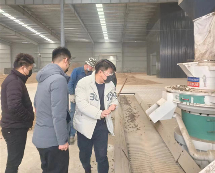 在顆粒機生產線制粒現場，回訪團隊與客戶實地查看設備運行情況，對運行中出現過的一些情況進行現場答疑和討論交流。最后，客戶對本次回訪工作給予肯定，雙方希望后續能有更多面對面交流的機會。.jpg